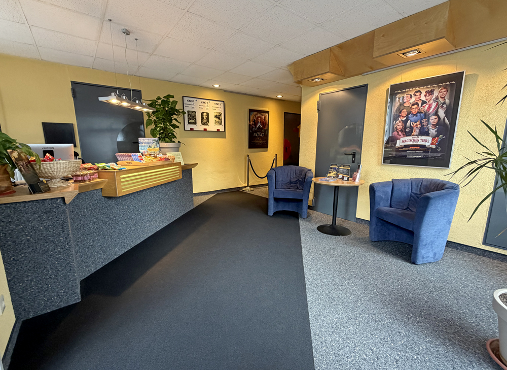 Kino Foyer mit Eingang und Kinokasse